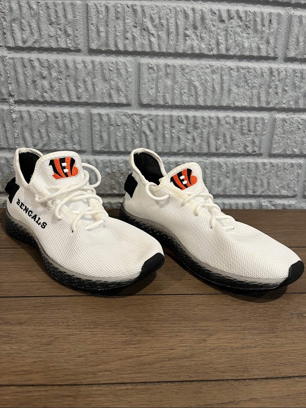 FOCO Men’s Size 8 NFL Bengals White Athletic Sneakers with Black Soles
